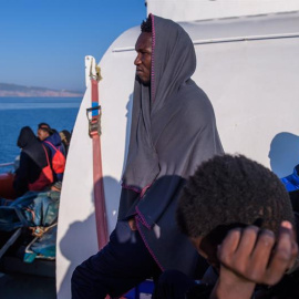 Un grupo de personas migrantes observa la costa de Sicilia a bordo del buque de la ONG SOS Mediterranee, Aquarius, en Trapani, Sicilia.- EFE/ Christophe Petit Tesson