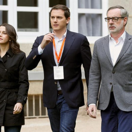 El líder de Ciudadanos, Albert Rivera, el secretario general del partido, José Manuel Villegas, y la portavoz de la Ejecutiva y secretaria de Formación, Inés Arrimadas, a su llegada al I Encuentro Nacional que la formación naranja celebra hoy en San 
