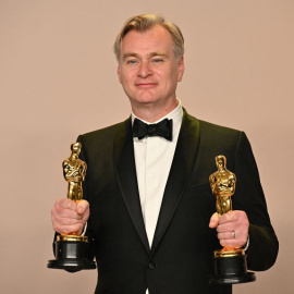 El director británico Christopher Nolan posa con los Oscar al mejor director y a la mejor película por 'Oppenheimer', a 10 de marzo de 2024.