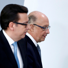 El ministro de Hacienda, Cristóbal Montoro, con el titular de Economía, Roman Escolano, en la presentación de los Presupuestos de 2018 en el Consejo de Ministros. REUTERS/Juan Medina