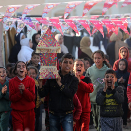 11/03/2024 Palestinos decoran las tiendas con adornos de Ramadán en Deir al-Balah, en el centro de la Franja de Gaza, a 10 de marzo de 2024.