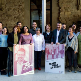 El cabeza de lista de "Catalunya en Comu-Podem", Xavier Domenech (4d), y la numero 2 de la lista, Elisenda Alamany (3i), junto a varios miembros de su lista electoral, durante la presentación hoy en Barcelona del lema y el cartel de la coalicion y la can