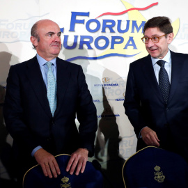 El ministro de Economía, Luis de Guindos, junto al presidente de Bankia, José Ignacio Goirigolzarri, al inicio del desayuno informativo del Fórum Europa. EFE/ Chema Moya