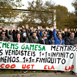 Trabajadores de Siemens Gamesa protestan contra los despidos anunciados en la compañía de aerogeneradores, en su sede en Zumudio (Vizcaya). REUTERS/Vincent West