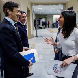 El portavoz parlamentario del PP, Rafael Hernando, charla con la portavoz de Unidos Podemos, Irene Montero, en los pasillos del Congreso. | EMILIO NARANJO (EFE)