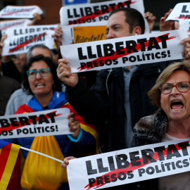 Manifestación en Barcelona reclamando la puesta en libertad de los líderes de ANC y Omnium Cultural y de los miembros cesados del Govern en prisión.. REUTERS/Javier Barbancho