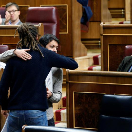 El diputado de Podemos Alberto Rodríguez (2i) recibe la felicitación de su compañero de formación Segundo García tras su intervención en el pleno del Congreso de los Diputados, esta tarde en Madrid. EFE/Mariscal