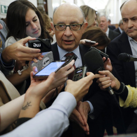El ministro de Hacienda, Cristóbal Montoro, hace declaraciones a los medios en el Congreso de los Diputados. EFE/ Juan Carlos Hidalgo