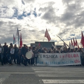 Las trabajadoras de Bershka, concentradas delanta de la sede de Inditex, en Arteixo (A Coruña). CIG