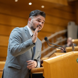 El portavoz de ERC en el Congreso, Gabriel Rufián, interviene durante el pleno del Congreso de los Diputados, en el Palacio del Senado, a 10 de enero de 2024. - Alejandro Martínez Vélez / Europa Press