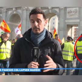El momento en que una espontánea interrumpe a un reportero de TV3 en Madrid.