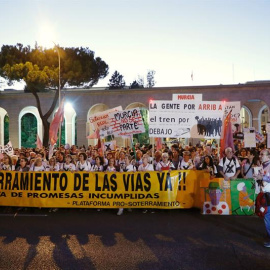 Miles de personas se manifestaron en Madrid para reivindicar el soterramiento de las vías férreas del tren AVE en Murcia capital. - EFE