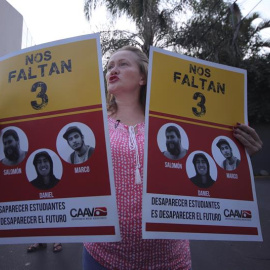 Cientos de estudiantes participan de una marcha protesta por los tres estudiantes asesinados en la ciudad de Guadalajara, en el occidente de México. EFE/Carlos Zepeda/Archivo