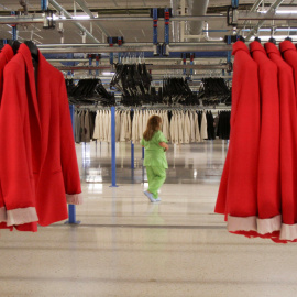 Una trabajadora en los almacenes de Inditex en su sede de Arteixo (A Coruña): REUTERS