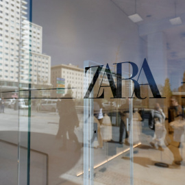 El logo de Zara, en la principal enseña de Inditex, en el escaparate de su tienda en la Plaza de España de Madrid, una de las mayores del mundo. REUTERS/Juan Medina