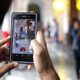 Un hombre intenta cazar un pokémon. EFE/Rajat Gupta