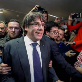 Carles Puigdemont momentos previos a la conferencia de prensa que realizó desde Bruselas. - REUTERS