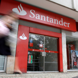Una mujer pasa por delante de una sucursal de banco Santander en Rio de Janeiro. REUTERS/Sergio Moraes