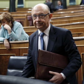 El ministro de Hacienda, Cristóbal Montoro, a su llegada a la sesión de control al Gobierno, en el Congreso de los Diputados. EFE/ Chema Moya