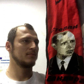 Román Zozulya, posando junto a un estandarte con la imagen de Stepán Bandera