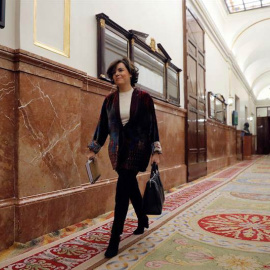 La vicepresidenta del Gobierno, Soraya Sáenz de Santamaría, a su llegada al Congreso. | JUAN CARLOS HIDALGO (EFE)