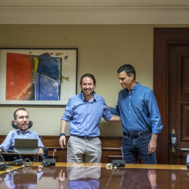 Los líderes de Podemos y del PSOE, Pablo Iglesias y Pedro Sánchez, ´respectivamente, en una reunión de delegaciones de ambas formaciones antes del verano en el Congreso de los Diputados.
