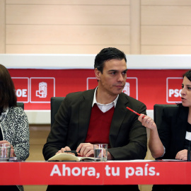 El secretario general del PSOE, Pedro Sánchez, junto a la presidenta, Cristina Narbona, y la vicesecretaria general, Adriana Lastra, en la reunión de la Comisión Permanente de la Ejecutiva Federal del PSOE, en la sede de Ferraz. EFE/ Chema Moya
