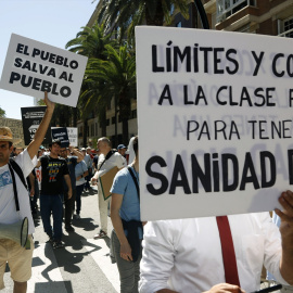 Detalles de la manifestación en defensa de una sanidad pública, a 25 de marzo de 2023 en Málaga, (Andalucía).