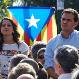 El presidente de Ciudadanos, Albert Rivera ,d., junto a la líder de la oposición en Cataluña, Inés Arrimadas,iz., durante el acto político celebrado hoy en Sant Andreu de Llavaneras .EFE/Alejandro García