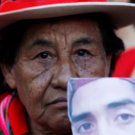 Un activista mapuche sostiene el reptrato del joven asesinado, Rafel Nahuel, durante una protesta en Buenos Aires.- REUTERS
