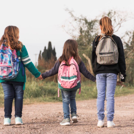 Un grupo de niñas camina hacia la escuela.