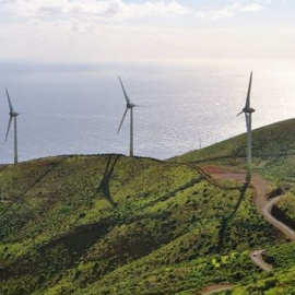 Parque eólico central en Gorona, El Hierro. EFE