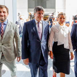 El eurodiputado de ERC, Toni Comín, junto al expresident de Catalunya, Carles Puigdemont y los integrantes de Sumar, Yolanda Díaz y Jaume Asens, este lunes en Bruselas.