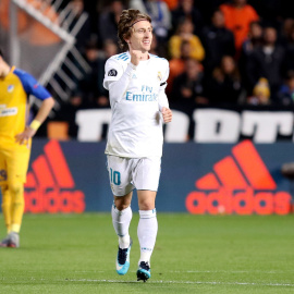 El jugador del Real Madrid Luka Modric celebra después de anotar un gol durante un partido contra el Apoel Nicosia en la Champions League. EFE/Katia Christodoulo