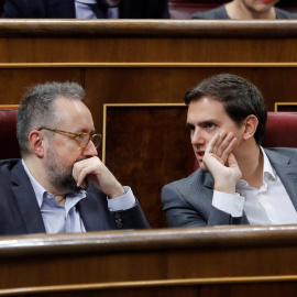 El líder de Ciudadanos, Albert Rivera, conversa con el diputado de su formación, Juan Carlos Girauta, en el hemicíclo del Congreso durante la sesión de control al Gobierno . EFE/Juan Carlos Hidalgo