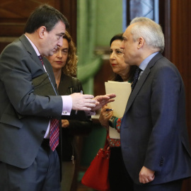 El portavoz del PNV, Aitor Esteban, conversa con el secretario general del grupo parlamentario en el Congreso, Rafael Simancas, junto a la portavoz socialista Margarita Robles. EFE/Fernando Alvarado
