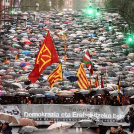 Miles de personas se manifiestan en Bilbao contra la aplicación del artículo 155 en Catalunya. EFE/JAVIER ZORRILLA.