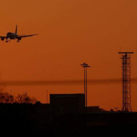 Un avión de pasajeros se prepara para aterrizar en el aeropuerto londinese de Luton. REUTERS/Peter Cziborra