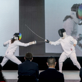 Demostración de un combate de esgrima en la presentación de València como sede de los Gay Games 2026, a 21 de junio de 2021.
