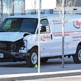 Imagen de la furgoneta tras el atropello en Toronto. REUTERS/Saul Porto