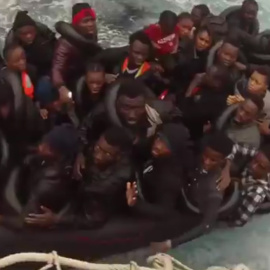 Decenas de personas a bordo de una patera rescatada por Salvamento Marítimo este martes.- SALVAMENTO MARÍTIMO