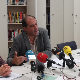 Teresa Toda i Agus Hernan, en la presentació de l'estudi 'El model basc de desarmament', aquest dimarts a Barcelona. | ICIP