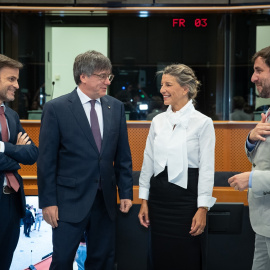 La vicepresidenta segunda del Gobierno y ministra de Trabajo en funciones, Yolanda Díaz (2d), el líder de Junts y eurodiputado, Carles Puigdemont (2i), el dirigente de En Comú Podem, Jaume Asens (1i) y el eurodiputado Antoni Comín (1d) durante un encu