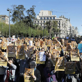 Cientos de personas han acudido hoy a la plaza Universitat de Barcelona para iniciar una pegada de carteles y empapelar la ciudad y el conjunto de Cataluña para pedir la libertad de los ocho exconsellers encarcelados y de los líderes de Asamblea Naciona