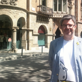 L'exresponsable de comunicació del Diplocat Martí Estruch, davant de la seu de l'organisme dissolt | Àngel Ferrero.