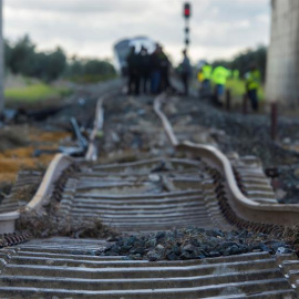 Estado en el que ha quedado la vía tras pasar el tren y descarrilar. EFE/Raúl Caro