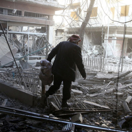 Un hombre camina por las ruinas en la ciudad siria de Douma. REUTERS/Bassam Khabieh