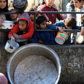 12/03/2024 Palestinos esperan a que lleguen alimentos de socorro en la ciudad de Rafah, en el sur de la Franja de Gaza, a 14 de febrero de 2024.