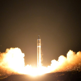 Fotografía cedida por la Agencia Central de Noticias Norcoreana que muestra el lanzamiento del misil balístico intercontinental Hwasong-15. REUTERS