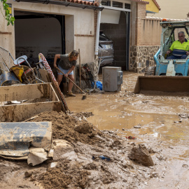 Varias personas trabajan en achiques de agua por los efectos de la Depresión Atmosféricas en Niveles Altos (DANA) en Nambroca, Toledo.